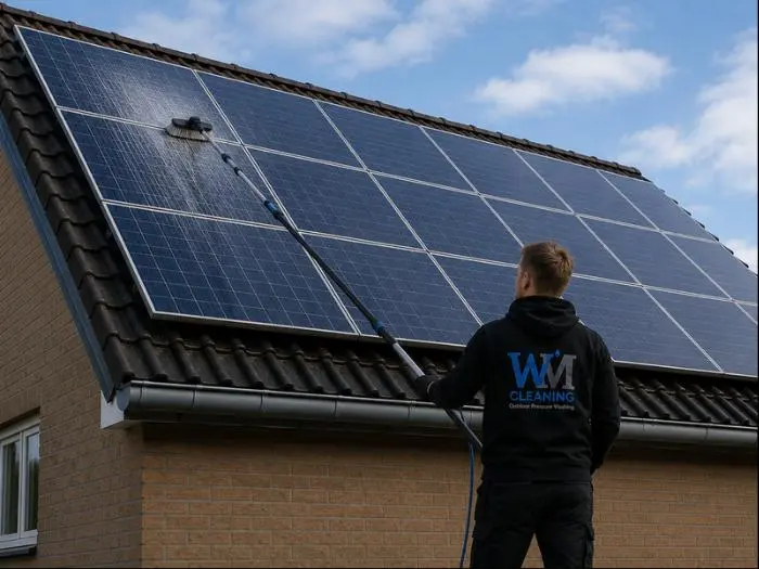 Zonnepanelen worden gereinigd met telescopische borstel