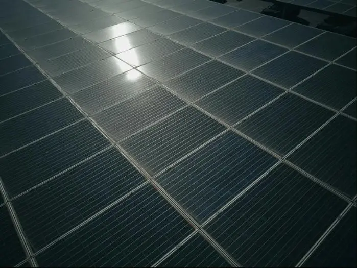 Close-up van zonnepanelen na reiniging