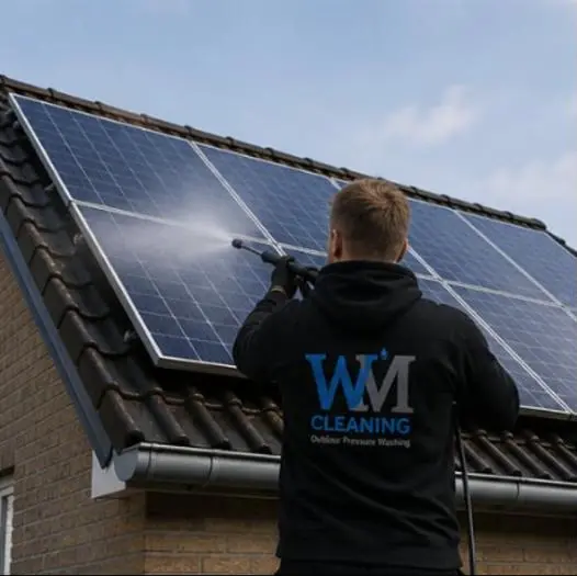 Reiniging van zonnepanelen op een hellend dak